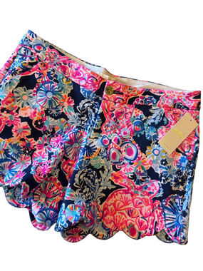 Lilly Pulitzer NWT Floral Scallop Hem Shorts – Size
